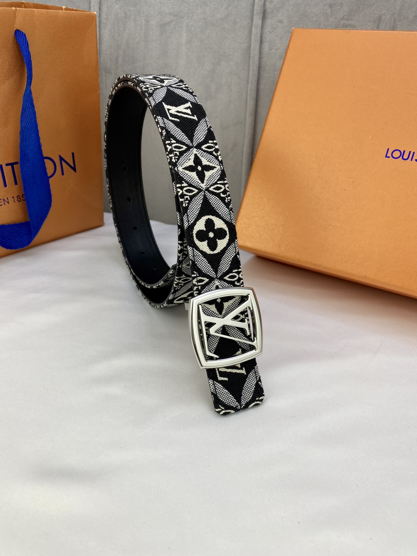 L*ouis V*uitton Belts Top Version