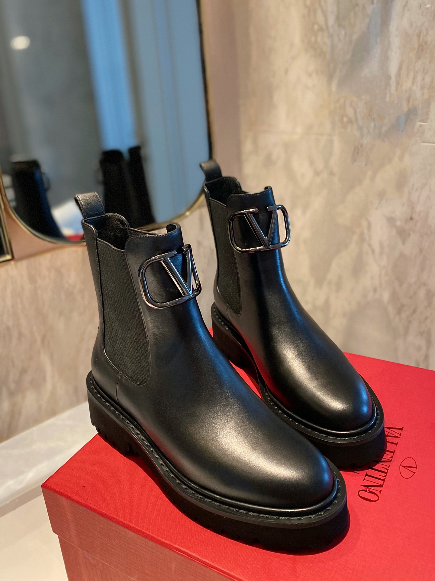 Women 𝑉*𝐴𝐿𝐸𝑁𝑇𝐼𝑁𝑂 Top Sneakers