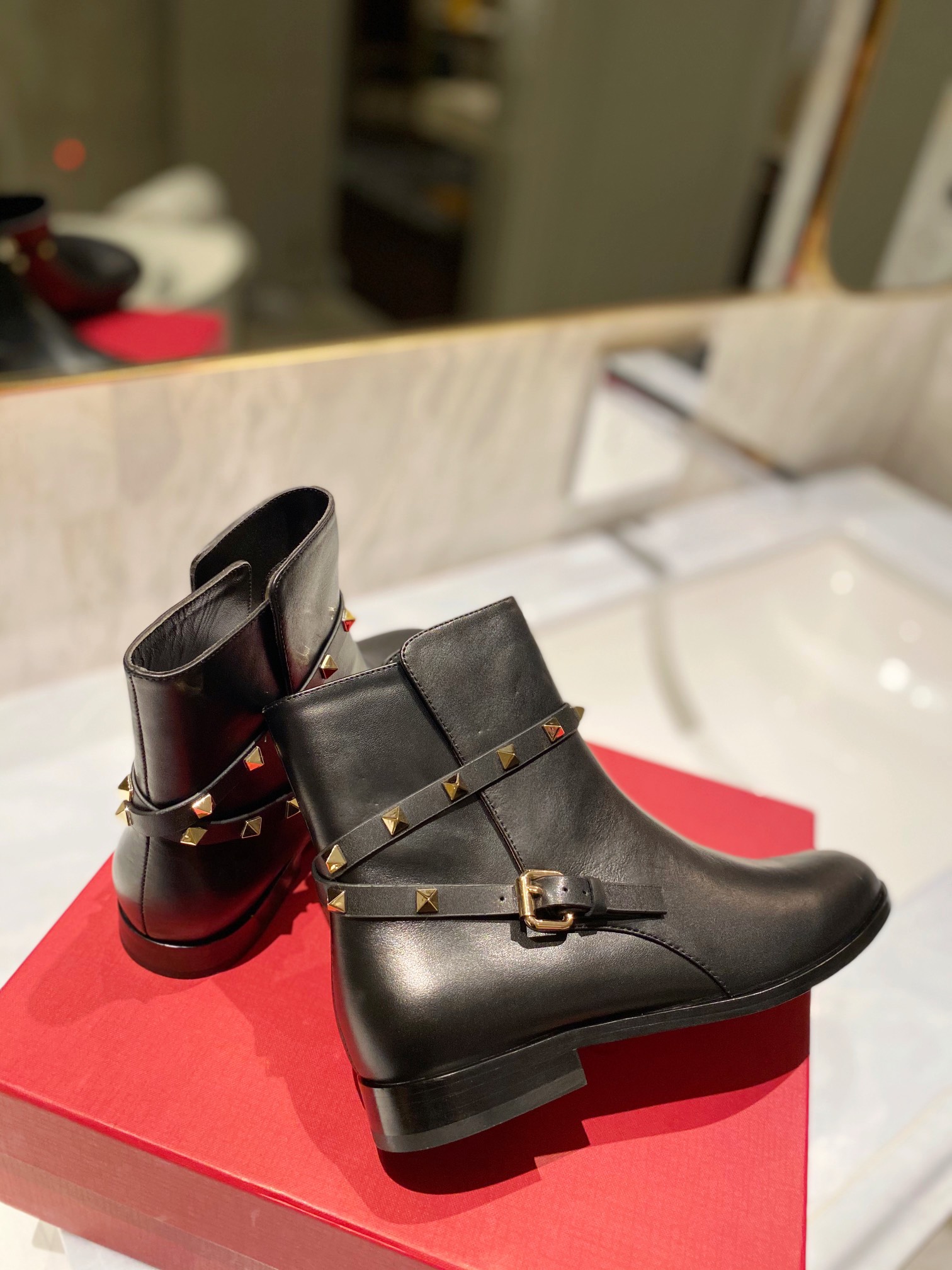 Women 𝑉*𝐴𝐿𝐸𝑁𝑇𝐼𝑁𝑂 Top Sneakers