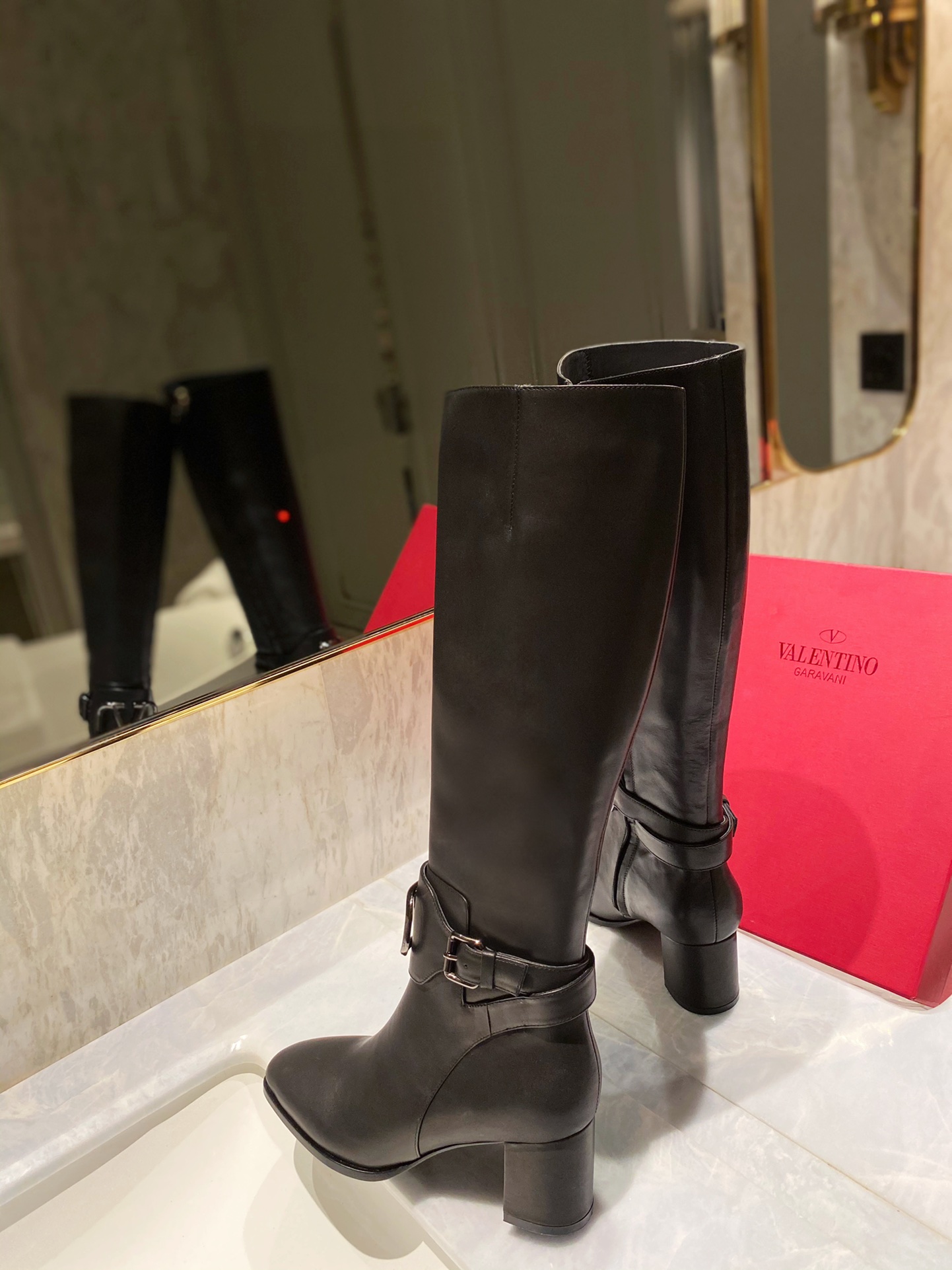 Women 𝑉*𝐴𝐿𝐸𝑁𝑇𝐼𝑁𝑂 Top Sneakers