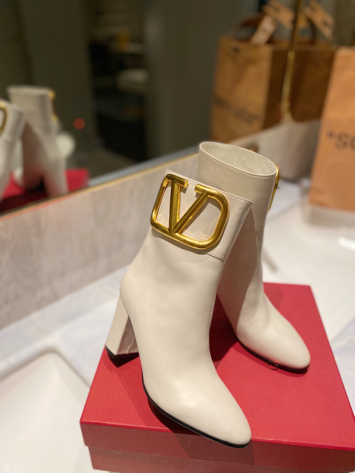 Women 𝑉*𝐴𝐿𝐸𝑁𝑇𝐼𝑁𝑂 Top Sneakers