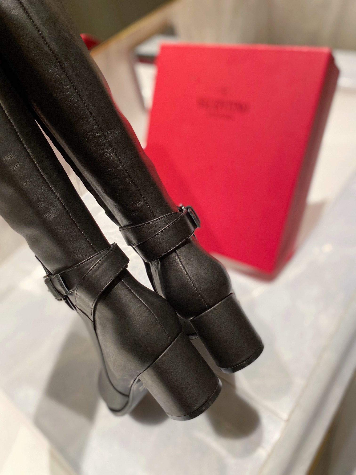 Women 𝑉*𝐴𝐿𝐸𝑁𝑇𝐼𝑁𝑂 Top Sneakers