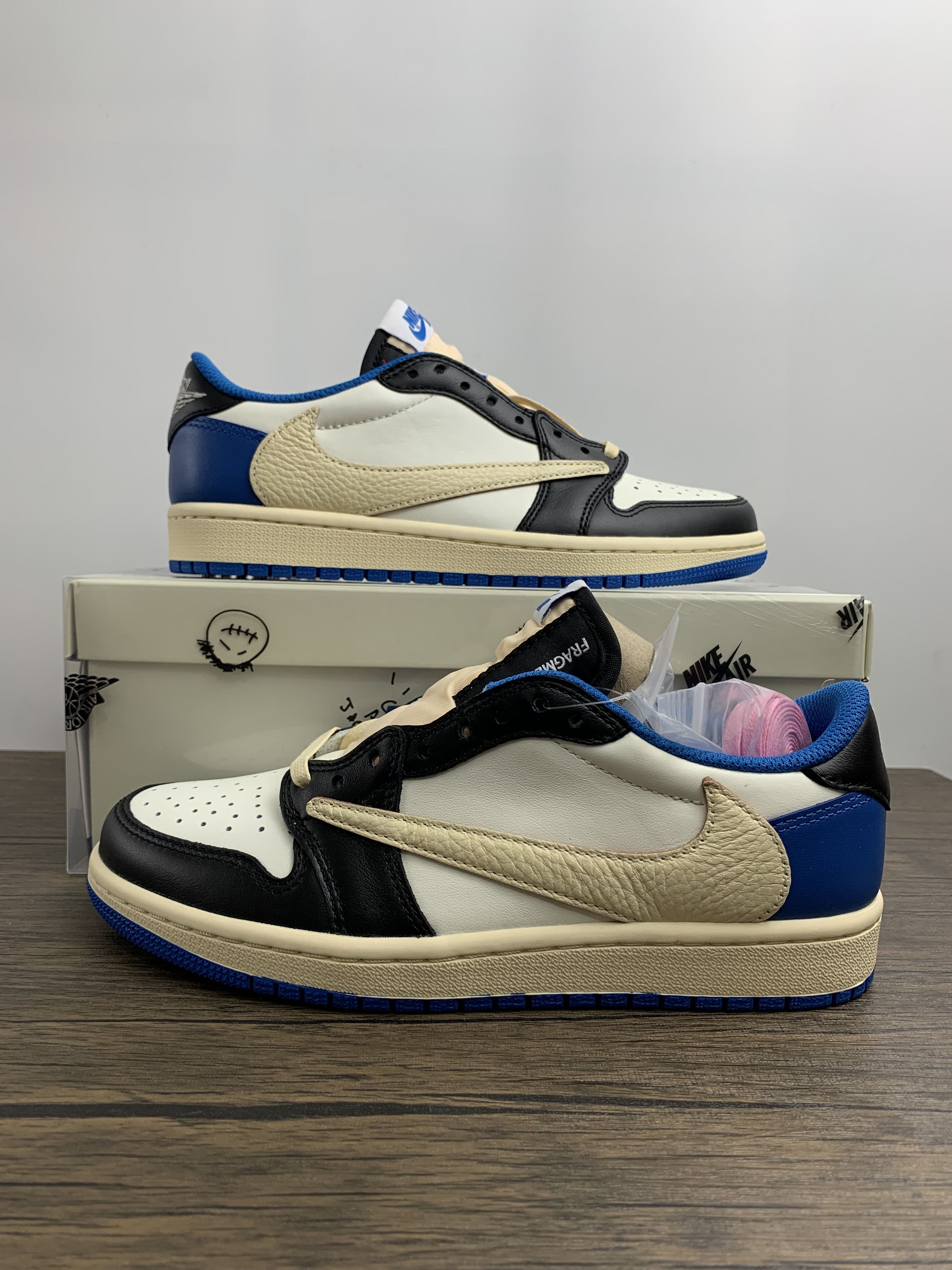 Nike air jordan 1 low travis scott