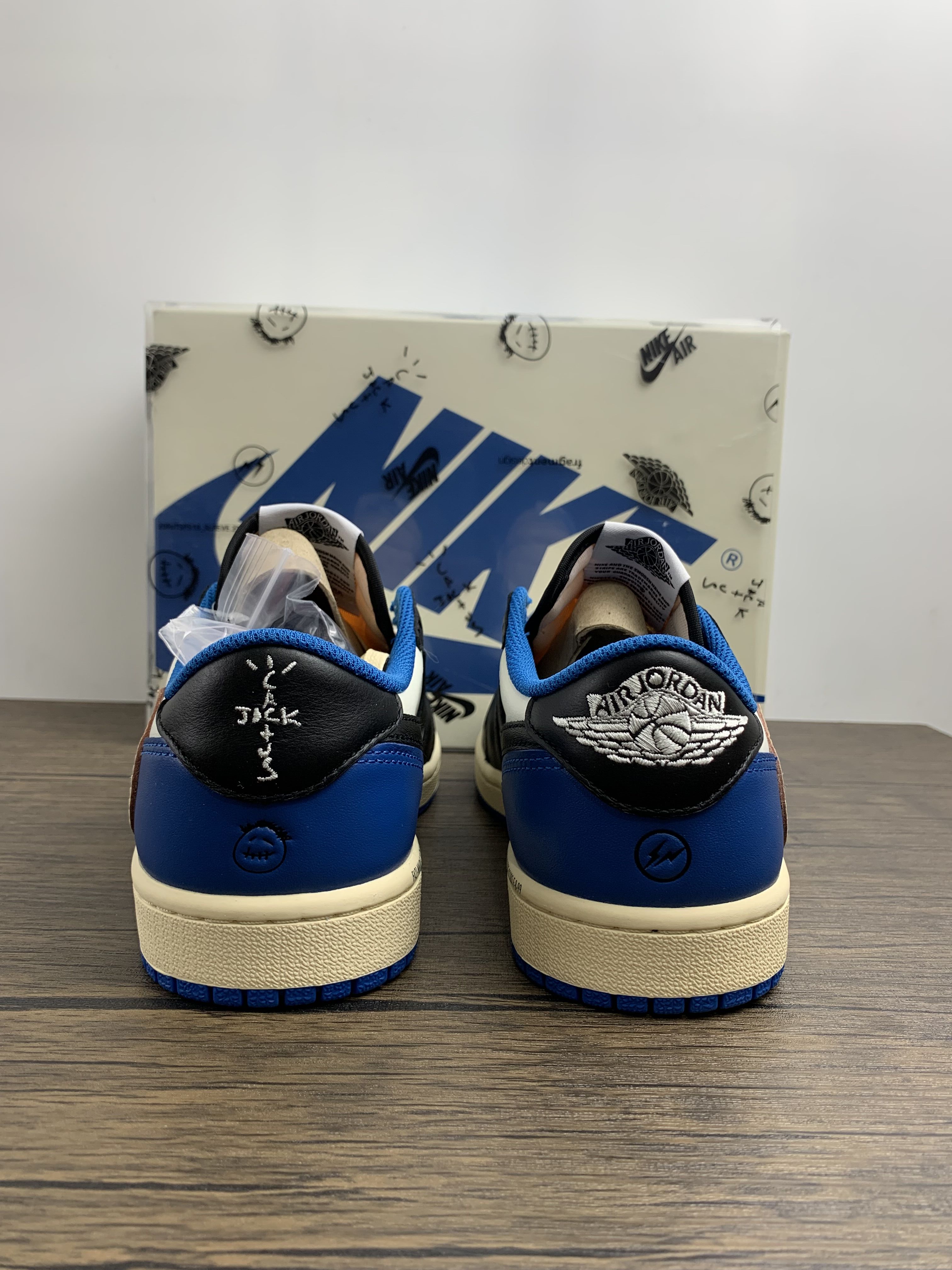 Nike air jordan 1 low travis scott