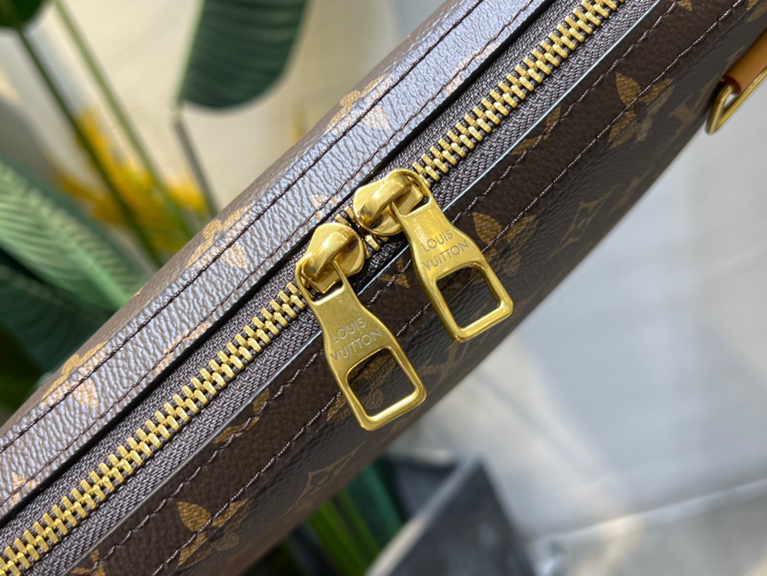 L*ouis V*uitton soft trunk Postman