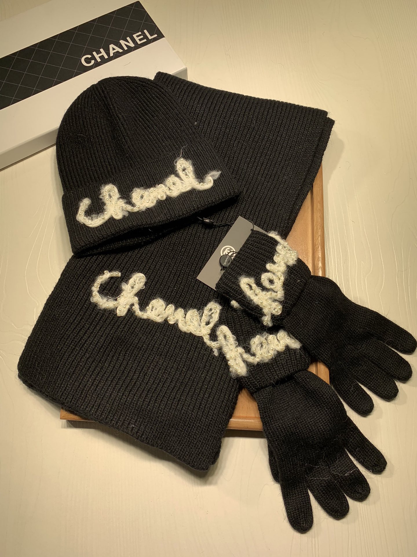 Women Men Hat+Gloves+The scarf C*hanel