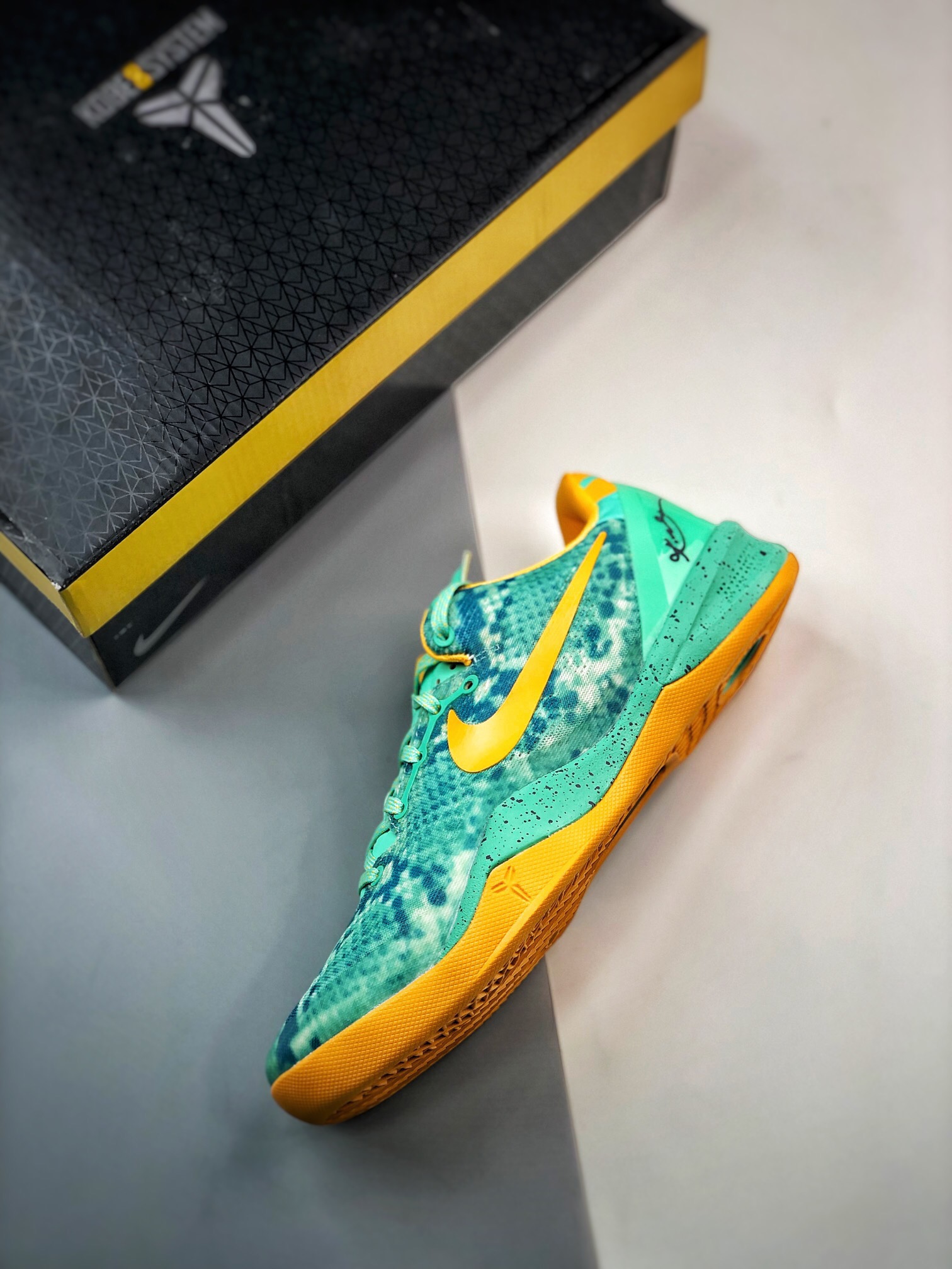 NIKE Kobe 8 green glow