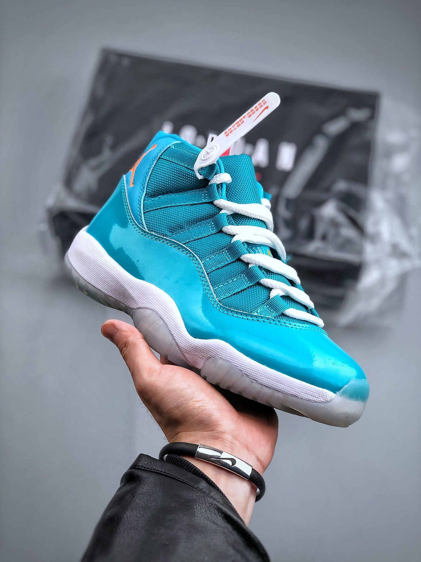 Air Jordan 11 retro south coast at7802-116 ()