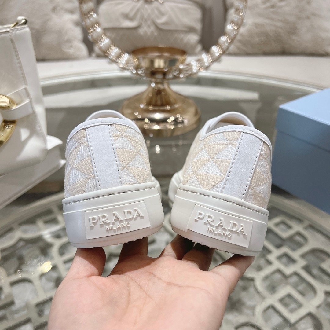 Women Top Quality P*rada shoes